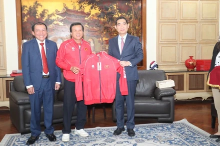 Bộ trưởng Văn hóa, Thể thao và Du lịch Việt Nam Nguyễn Văn Hùng và Ủy viên Ban Chấp hành Liên đoàn Bóng đá Việt Nam cùng lãnh đạo Công ty cổ phần Động Lực tặng quà Đại sứ Việt Nam tại Thái Lan Phạm Việt Hùng.