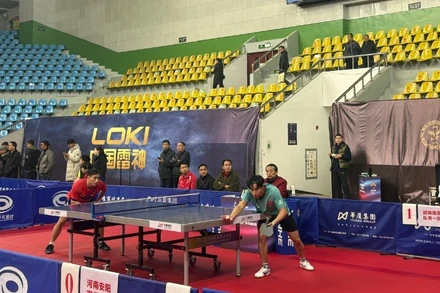 Vận động viên Nguyễn Anh Tú (áo đỏ) trong chuyến tập huấn tại Trung Quốc vừa qua cùng đội tuyển bóng bàn Việt Nam.