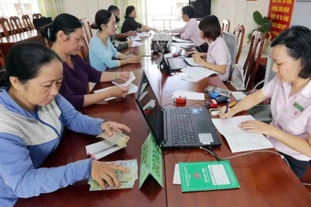 Người dân giao dịch tại Điểm giao dịch của Ngân hàng Chính sách xã hội An Giang.