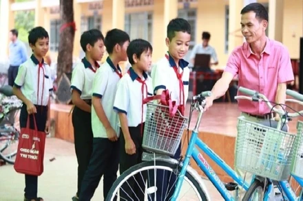 Agribank trao tặng quà cho chương trình “Gieo mầm tri thức”.