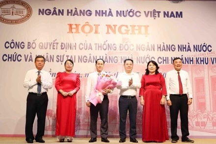 Phó Thống đốc Nguyễn Ngọc Cảnh chúc mừng Ban Giám đốc Ngân hàng Nhà nước Khu vực 13.