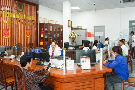 Giao dịch khách hàng tại Quỹ tín dụng nhân dân Tân Phúc (tỉnh Hưng Yên)