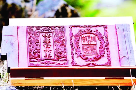 Bìa sách Ngự chế thi lục tập.