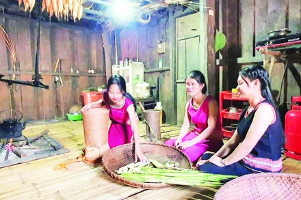 Phụ nữ Xơ Đăng chuẩn bị nguyên liệu để chế biến món Păng Chôh.