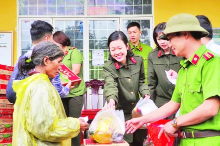 Chị Hồ Thị Khánh Vi (giữa) tham gia các hoạt động hỗ trợ nhân dân vùng sâu, vùng xa.