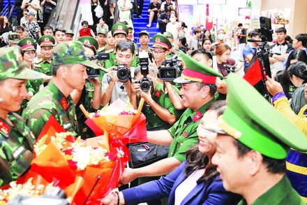 Phóng viên tác nghiệp tại ga Sài Gòn trong lễ tiễn đoàn cán bộ, chiến sĩ lên đường ra Hà Nội tham gia nhiệm vụ diễu binh, diễu hành A80. (Ảnh THẾ ANH)