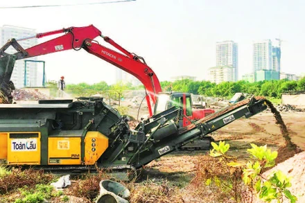 Máy nghiền chất thải rắn xây dựng của Công ty cổ phần dịch vụ Toàn Cầu tại khu vực nút giao Pháp Vân - Cầu Giẽ.