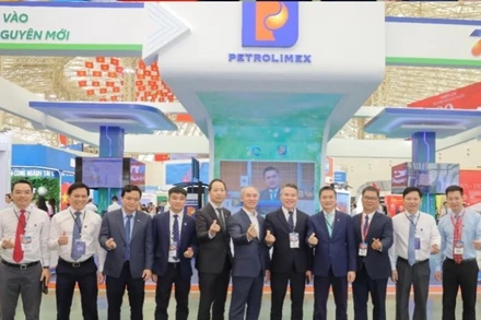 Lãnh đạo các cơ quan Quản lý và Lãnh đạo các Doanh nghiệp tới thăm gian triển lãm Petrolimex khai mạc sáng 28/8.