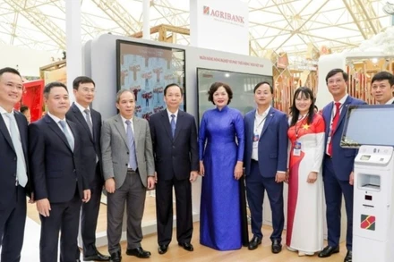 Thống đốc NHNN Nguyễn Thị Hồng và các đại biểu tham quan Gian hàng triển lãm của Agribank