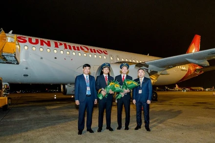 Ông Phạm Toàn Vượng, Thành viên HĐTV, Tổng Giám đốc Agribank cùng lãnh đạo Sun Group và đại diện Công ty TNHH Hàng không Mặt trời Phú Quốc tặng hoa cơ trưởng và cơ phó tàu bay.