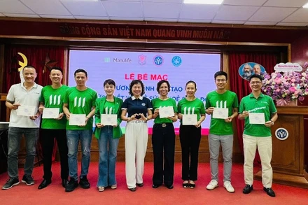 Đội ngũ tư vấn viên được cấp chứng nhận sau khi hoàn thành khóa đào tạo. (Ảnh: HIỀN HÀ)