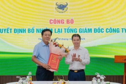 Ông Nguyễn Văn Thiệu - Chủ tịch Hội đồng quản trị trao Quyết định bổ nhiệm lại Tổng Giám độc Ngô Văn Đông.