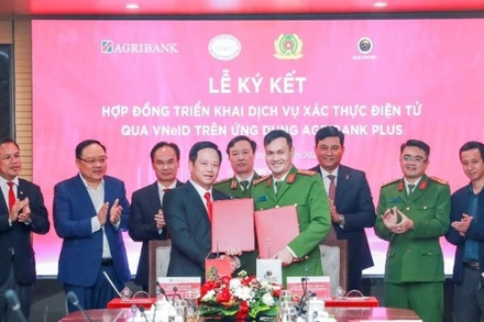 Agribank và Trung tâm RAR - Bộ Công an ký kết triển khai dịch vụ xác thực điện tử qua VNeID trên ứng dụng Agribank Plus ngày 23/12/2024.