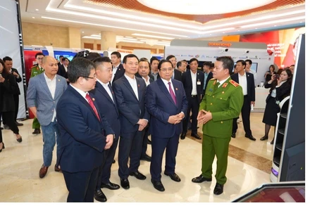 Thủ tướng Phạm Minh Chính ghé thăm gian triển lãm của Bảo Minh tại buổi hội nghị