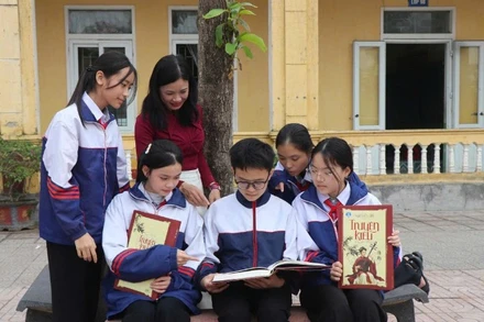 Các em học sinh Trường trung học cơ sở Thành Mỹ (xã Tiên Điền, Hà Tĩnh) hào hứng tiếp nhận Truyện Kiều bản Tiên Điền.