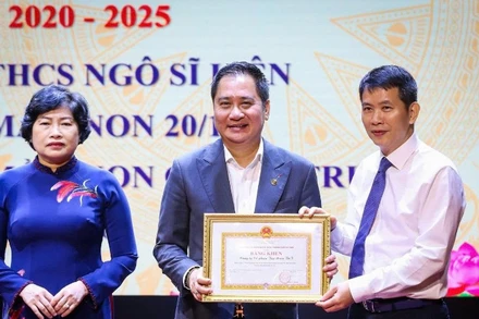 Ông Mai Xuân Sơn, Tổng Giám đốc T&T Group thay mặt tập đoàn nhận bằng khen tại sự kiện