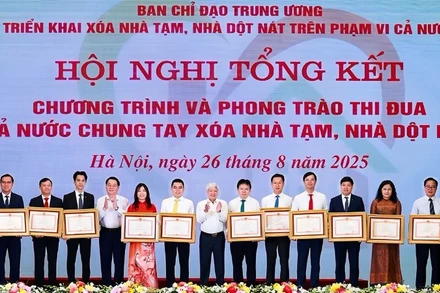 Ông Đàm Thế Thái, Phó Tổng giám đốc HDBank (đứng thứ 2 từ trái qua), đại diện Ngân hàng nhận bằng khen của Thủ tướng Chính phủ.