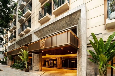 Khách sạn Rey toạ lạc tại phố Lý Nam Đế, quận Hoàn Kiếm, Hà Nội.