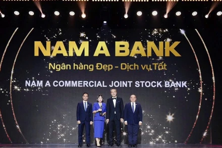 Lãnh đạo Nam A Bank nhận giải thưởng.