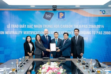 Ông Nguyễn Ngọc Tú - Phó Tổng giám đốc đại diện Tập đoàn Xăng dầu Việt Nam nhận giấy Xác nhận Trung hòa carbon từ đại diện Đại sứ quán Anh và Tổ chức BSI.