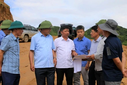 Đồng chí Lê Thành Đô, Chủ tịch Ủy ban nhân dân tỉnh Điện Biên kiểm tra và chỉ đạo xã Mường Luân tập trung thực hiện các dự án thành phần thuộc Chương trình mục tiêu quốc gia phát triển kinh tế-xã hội vùng đồng bào dân tộc thiểu số và miền núi. 