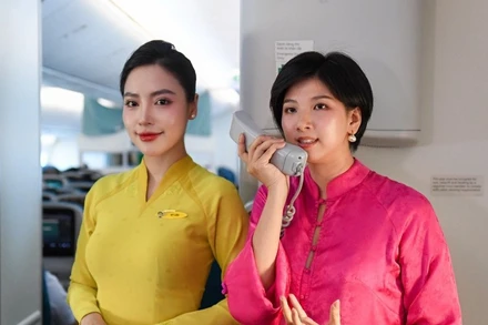 Nghệ sĩ mùi hương Rei Nguyễn trò chuyện cùng hành khách, kể lại câu chuyện mùi hương thương hiệu của Vietnam Airlines