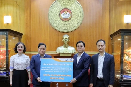 Phó Tổng Giám đốc Petrolimex Nguyễn Ngọc Tú trao 10 tỷ đồng ủng hộ đồng bào khắc phục hậu quả thiên tai thông qua Ban Vận động cứu trợ Trung ương.