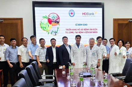 Đại diện Bệnh viện Đà Nẵng, HDBank tại Lễ bàn giao triển khai hồ sơ bệnh án điện tử (EMR) tại Bệnh viện Đà Nẵng, ngày 25/9/2025.