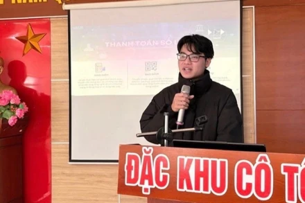 Sinh viên FPT trình bày tại Hội nghị tuyên truyền “Bình dân học vụ số “ của đặc khu Cô Tô.