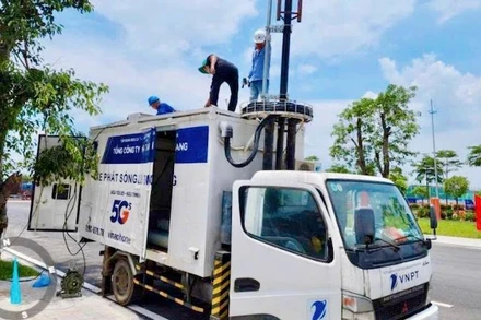 Kỹ thuật viên VNPT triển khai các giải pháp bảo đảm hạ tầng viễn thông