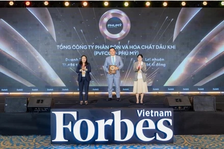 Ông Nguyễn Xuân Hòa - Chủ tịch HĐQT PVFCCo - Phú Mỹ nhận Danh hiệu Top 50 công ty niêm yết tốt nhất Việt Nam 2025.