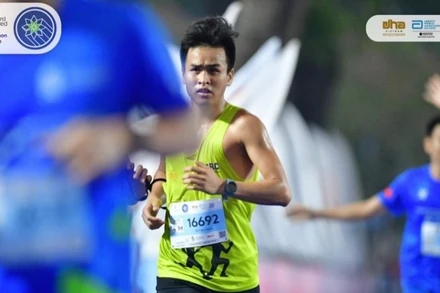 Vũ Tiến Mạnh tại giải Standard Chartered Marathon Di sản Hà Nội 2024.