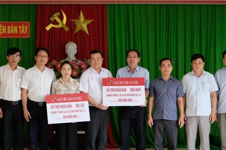 Đại diện Agribank trao hỗ trợ người dân Đại Lộc và Điện Bàn tại UBND xã Điện Bàn Tây, thành phố Đà Nẵng.