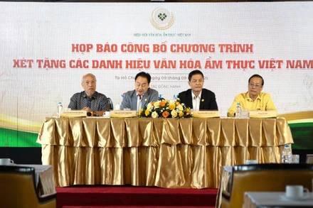 Các đại diện Ban tổ chức chương trình xét tặng Nghệ nhân Văn hóa Ẩm thực Việt Nam trao đổi tại họp báo.