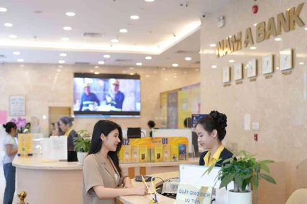 Khách hàng giao dịch tại Nam A Bank.