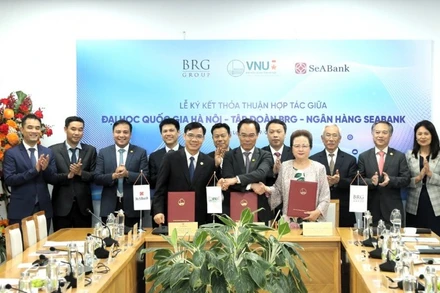 Đại diện Tập đoàn BRG, Ngân hàng SeABank và Đại học Quốc gia Hà Nội ký kết thỏa thuận hợp tác