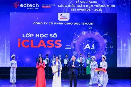 Khoảnh khắc vinh dự khi đại diện iSMART Education nhận cúp và chứng nhận - ghi nhận những đóng góp xuất sắc của Lớp học số iCLASS.