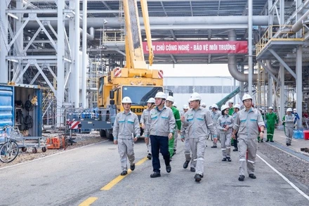 Đoàn công tác kiểm tra, thị sát thực địa tại công trường.