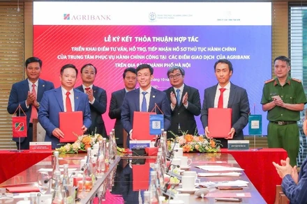 Đại diện 3 bên (Agribank, Trung tâm Phục vụ hành chính công thành phố Hà Nội, Công ty Luật trách nhiệm hữu hạn Trần Anh) ký kết Thỏa thuận hợp tác triển khai “Điểm tư vấn, hỗ trợ, tiếp nhận hồ sơ thủ tục hành chính của Trung tâm Phục vụ hành chính công thành phố Hà Nội tại các điểm giao dịch của Agribank” dưới sự chứng kiến của đại diện lãnh đạo Ngân hàng Nhà nước Việt Nam, Ủy ban nhân dân thành phố Hà Nội; đại diện các đơn vị thuộc Bộ Công an.