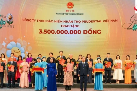 Đại diện Prudential Việt Nam nhận giấy chứng nhận và hoa tại sự kiện 