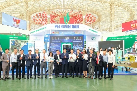 Lãnh đạo Tập đoàn và các đơn vị thành viên tại gian triển lãm.