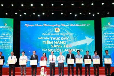 Đại diện Tập đoàn TH (thứ 5 từ phải sang) nhận bằng khen tại Diễn đàn “Thúc đẩy tiềm năng sáng tạo của người lao động” trong khuôn khổ chương trình “Ngày hội lao động sáng tạo toàn quốc năm 2025”.