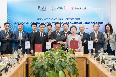 Đại diện Tập đoàn BRG, Ngân hàng SeABank và Đại học Quốc gia Hà Nội ký kết thỏa thuận hợp tác.