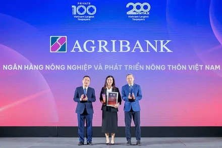 Đại diện Ngân hàng Nông nghiệp và Phát triển Nông thôn Việt Nam nhận vinh danh tại Lễ công bố.