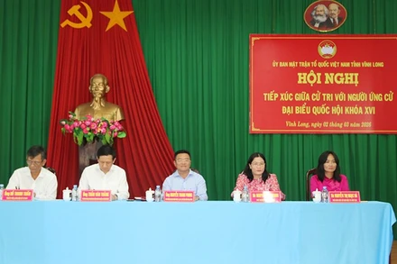 Các ứng cử viên đại biểu Quốc hội, khóa XVI, đơn vị bầu cử số 1, tỉnh Vĩnh Long tiếp xúc cử tri.