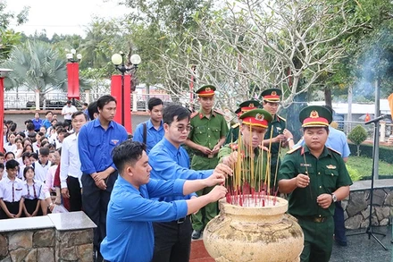 Đoàn viên, thanh niên thắp hương tại khu di tích Khởi nghĩa Nam Kỳ tại xã Trung Thành, tỉnh Vĩnh Long.