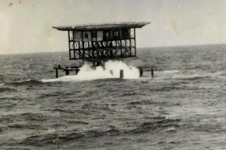 Nhà giàn thế hệ đầu tiên thiết kế dạng pông-tông đóng trên bãi cạn Phúc Tần. (Ảnh tư liệu) 