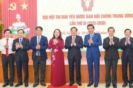 Đồng chí Phan Đình Trạc, Ủy viên Bộ Chính trị, Bí thư Trung ương Đảng, Trưởng Ban Nội chính Trung ương và Phó Chủ tịch nước Võ Thị Ánh Xuân, Phó Chủ tịch thứ nhất Hội đồng Thi đua-Khen thưởng Trung ương cùng các đại biểu tại Đại hội.