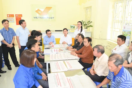 Đoàn công tác Báo Nhân Dân và Tổng công ty Bưu điện Việt Nam làm việc với cán bộ và nhân dân tại Bưu điện Văn hóa xã Hồng Nam, tỉnh Hưng Yên.