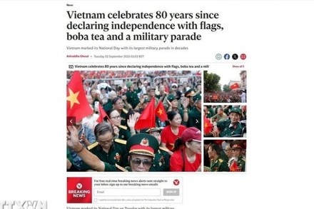 Bài báo đăng ngày 2/9/2025 trên Tờ The Independent (Anh) mô tả chi tiết Lễ kỷ niệm, diễu binh, diễu hành hành dưới sự cổ vũ nồng nhiệt của người dân trong sắc áo cờ đỏ sao vàng. (Ảnh: TTXVN)